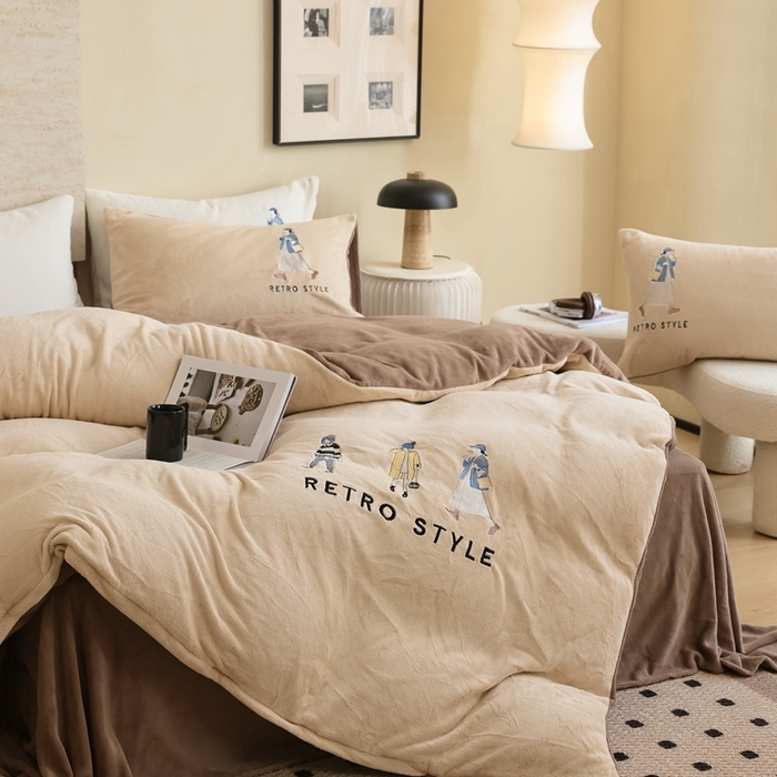 91家纺网 家纺一手货源 找家纺 121【牛奶绒刺绣四件套】2025新款毛毯被子四件套单件床单被套床笠珊瑚绒牛奶绒冬被法兰绒兔毛绒刺绣男孩-Boy系列场景二 baby-棕咖