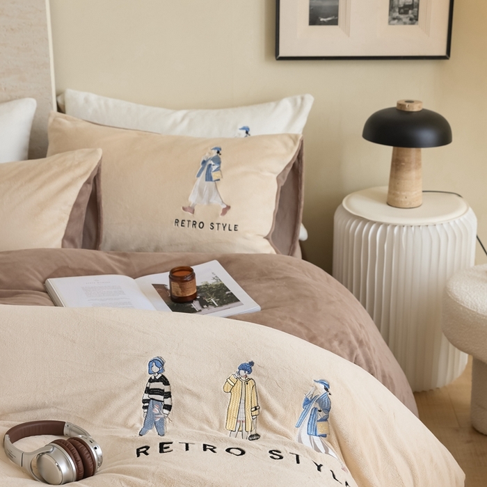 91家纺网 家纺一手货源 找家纺 121【牛奶绒刺绣四件套】2025新款毛毯被子四件套单件床单被套床笠珊瑚绒牛奶绒冬被法兰绒兔毛绒刺绣男孩-Boy系列场景二 baby-棕咖