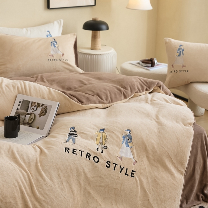 91家纺网 家纺一手货源 找家纺 121【牛奶绒刺绣四件套】2025新款毛毯被子四件套单件床单被套床笠珊瑚绒牛奶绒冬被法兰绒兔毛绒刺绣男孩-Boy系列场景二 baby-棕咖