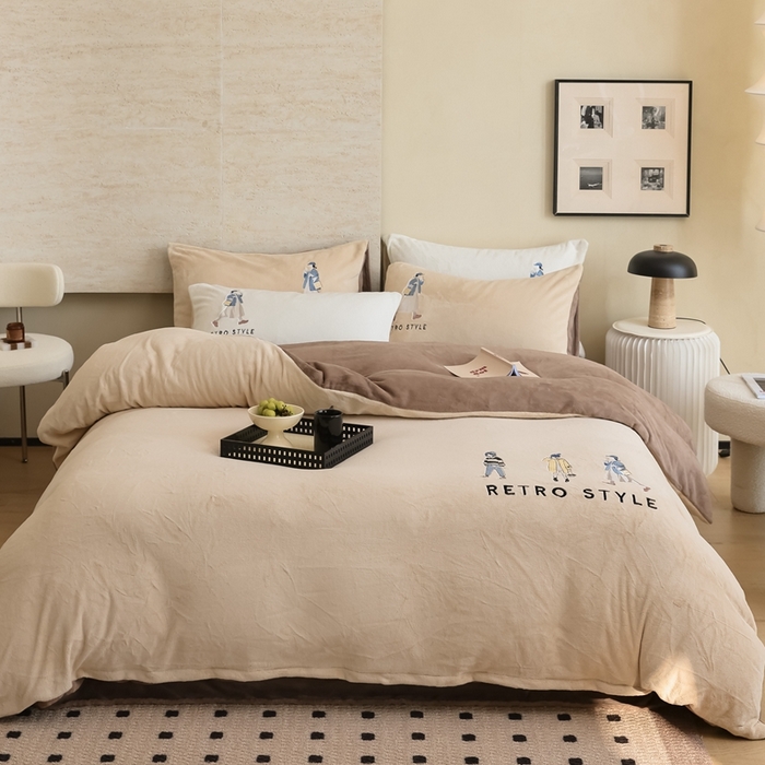 91家纺网 家纺一手货源 找家纺 121【牛奶绒刺绣四件套】2025新款毛毯被子四件套单件床单被套床笠珊瑚绒牛奶绒冬被法兰绒兔毛绒刺绣男孩-Boy系列场景二 baby-棕咖