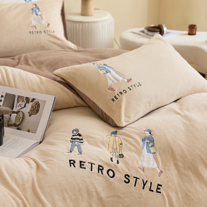 91家纺网 家纺一手货源 找家纺 121【牛奶绒刺绣四件套】2025新款毛毯被子四件套单件床单被套床笠珊瑚绒牛奶绒冬被法兰绒兔毛绒刺绣男孩-Boy系列场景二 baby-棕咖