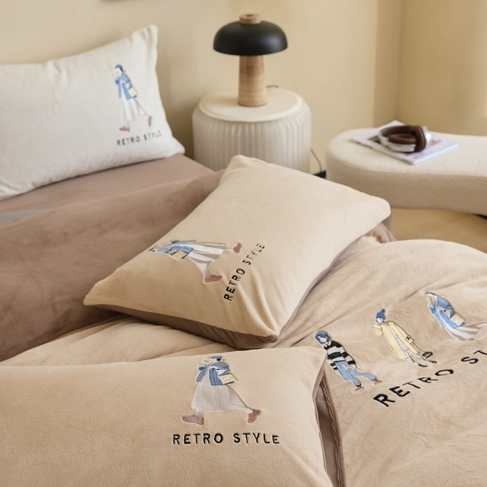 91家纺网 家纺一手货源 找家纺 121【牛奶绒刺绣四件套】2025新款毛毯被子四件套单件床单被套床笠珊瑚绒牛奶绒冬被法兰绒兔毛绒刺绣男孩-Boy系列场景二 baby-棕咖