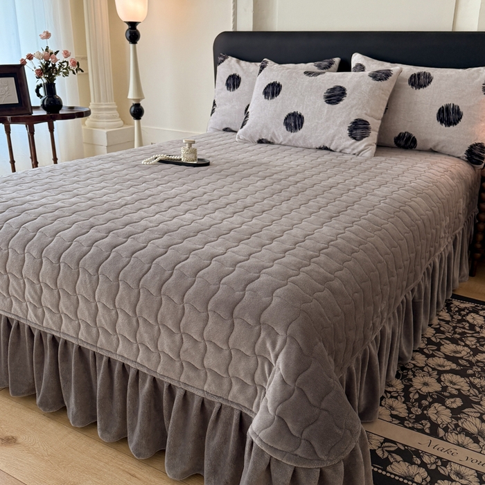 91家纺网 家纺一手货源 找家纺 金盛皇朝家纺 2025新款高克重美拉德牛奶绒床单床盖单件三件四件套 大波点