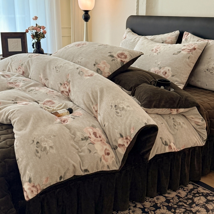 91家纺网 家纺一手货源 找家纺 金盛皇朝家纺 2025新款高克重美拉德牛奶绒床单床盖单件三件四件套 素花刻影