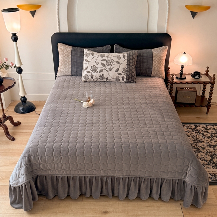 91家纺网 家纺一手货源 找家纺 金盛皇朝家纺 2025新款高克重美拉德牛奶绒床单床盖单件三件四件套 花影拓白