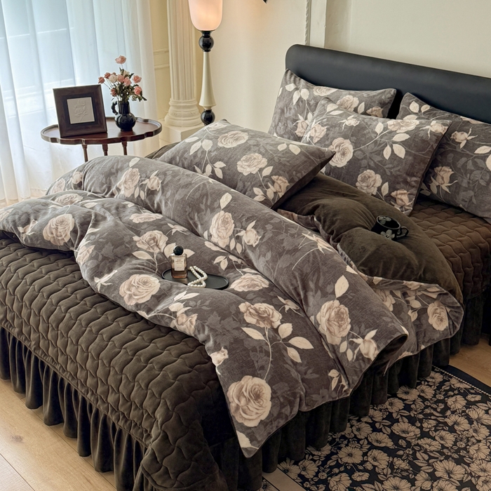 91家纺网 家纺一手货源 找家纺 金盛皇朝家纺 2025新款高克重美拉德牛奶绒床单床盖单件三件四件套 白玫映墨