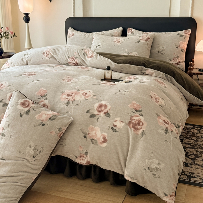 91家纺网 家纺一手货源 找家纺 金盛皇朝家纺 2025新款高克重美拉德牛奶绒床单床盖单件三件四件套 素花刻影