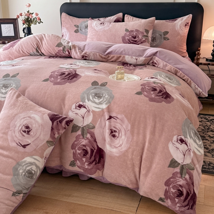 91家纺网 家纺一手货源 找家纺 金盛皇朝家纺 2025新款高克重美拉德牛奶绒床单床盖单件三件四件套 墨紫花魁