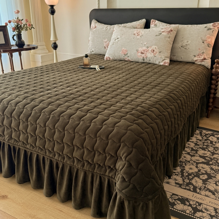 91家纺网 家纺一手货源 找家纺 金盛皇朝家纺 2025新款高克重美拉德牛奶绒床单床盖单件三件四件套 素花刻影