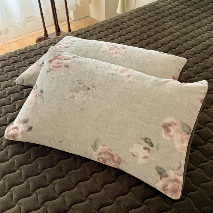 91家纺网 家纺一手货源 找家纺 金盛皇朝家纺 2025新款高克重美拉德牛奶绒床单床盖单件三件四件套 素花刻影