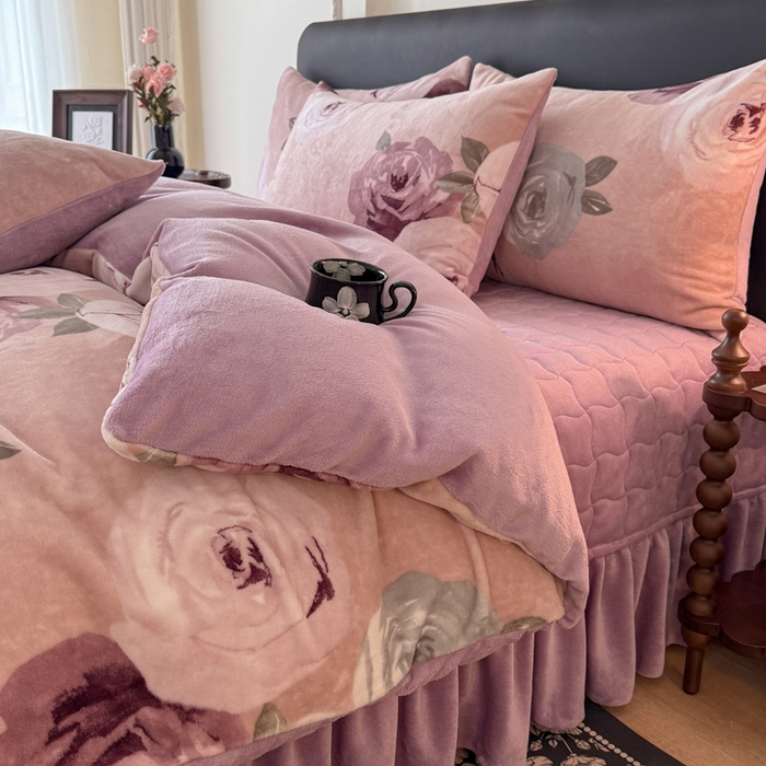 91家纺网 家纺一手货源 找家纺 金盛皇朝家纺 2025新款高克重美拉德牛奶绒床单床盖单件三件四件套 墨紫花魁