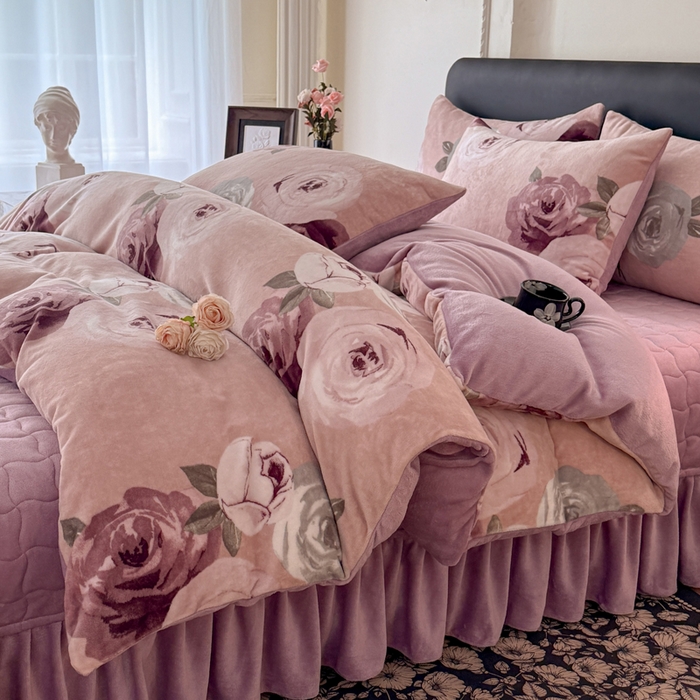 91家纺网 家纺一手货源 找家纺 金盛皇朝家纺 2025新款高克重美拉德牛奶绒床单床盖单件三件四件套 墨紫花魁