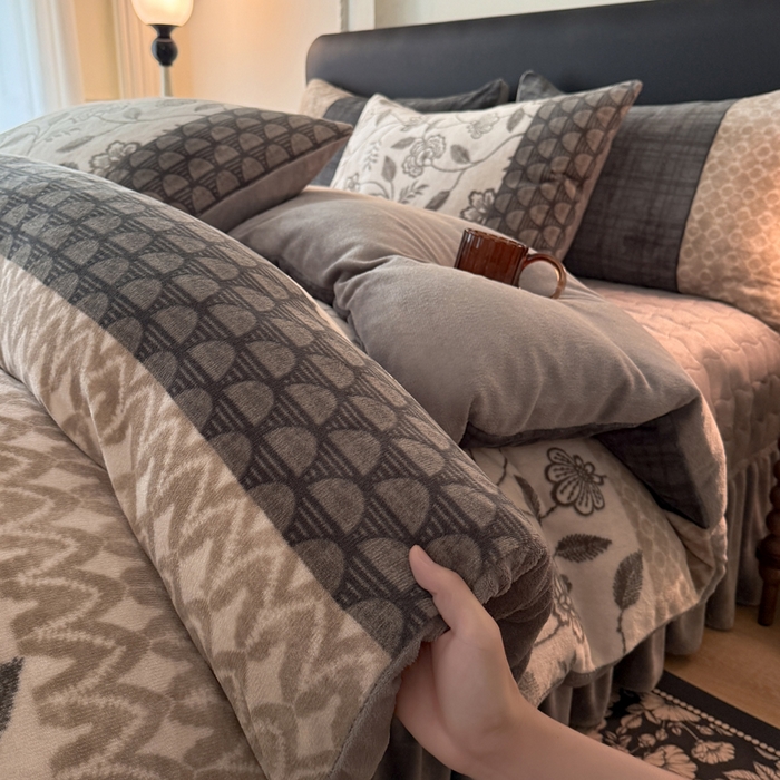 91家纺网 家纺一手货源 找家纺 金盛皇朝家纺 2025新款高克重美拉德牛奶绒床单床盖单件三件四件套 花影拓白