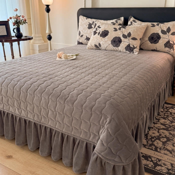 91家纺网 家纺一手货源 找家纺 金盛皇朝家纺 2025新款高克重美拉德牛奶绒床单床盖单件三件四件套 墨檀花缀