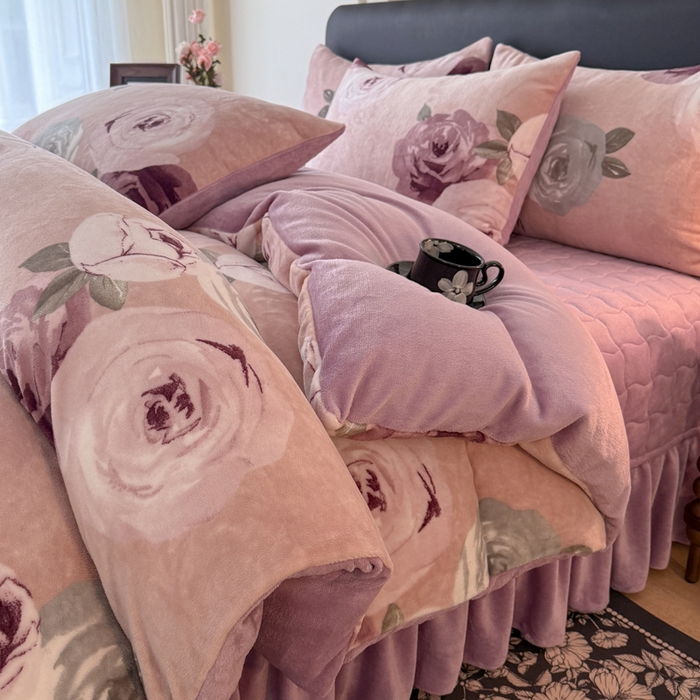 91家纺网 家纺一手货源 找家纺 金盛皇朝家纺 2025新款高克重美拉德牛奶绒床单床盖单件三件四件套 墨紫花魁