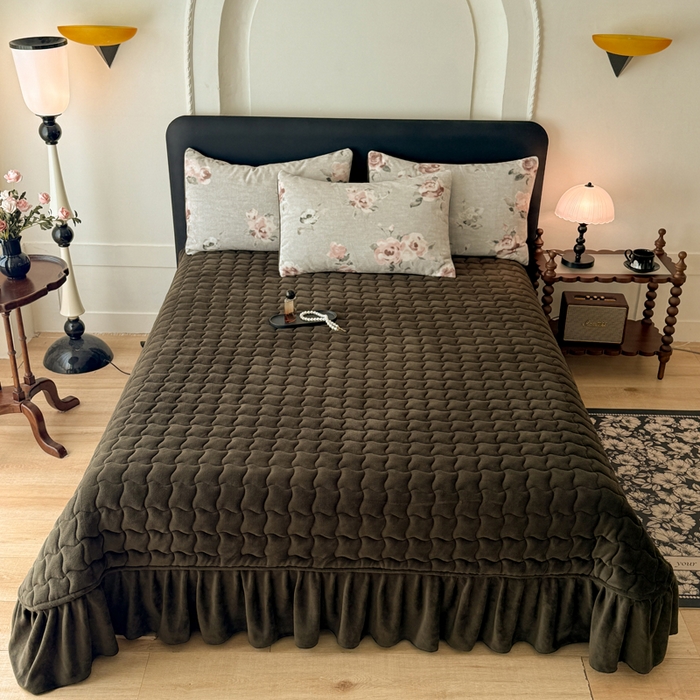 91家纺网 家纺一手货源 找家纺 金盛皇朝家纺 2025新款高克重美拉德牛奶绒床单床盖单件三件四件套 素花刻影