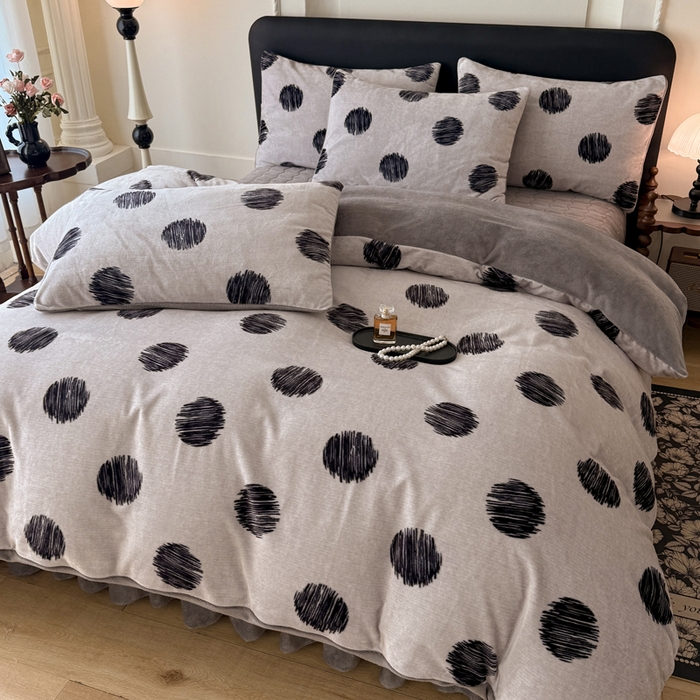 91家纺网 家纺一手货源 找家纺 金盛皇朝家纺 2025新款高克重美拉德牛奶绒床单床盖单件三件四件套 大波点