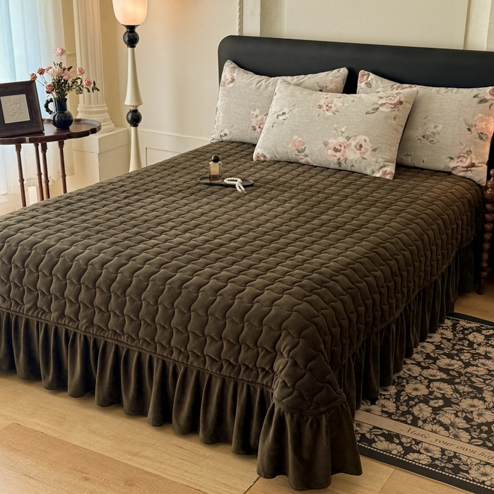 91家纺网 家纺一手货源 找家纺 金盛皇朝家纺 2025新款高克重美拉德牛奶绒床单床盖单件三件四件套 素花刻影