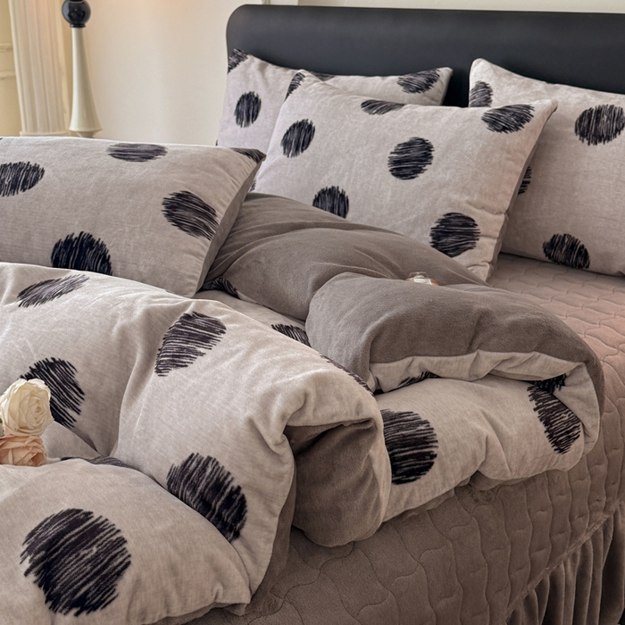 91家纺网 家纺一手货源 找家纺 金盛皇朝家纺 2025新款高克重美拉德牛奶绒床单床盖单件三件四件套 大波点