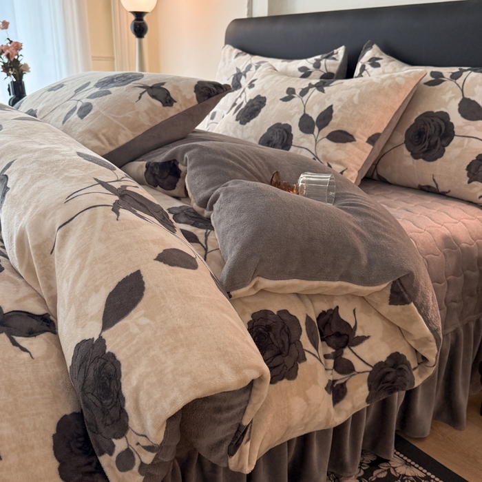 91家纺网 家纺一手货源 找家纺 金盛皇朝家纺 2025新款高克重美拉德牛奶绒床单床盖单件三件四件套 墨檀花缀