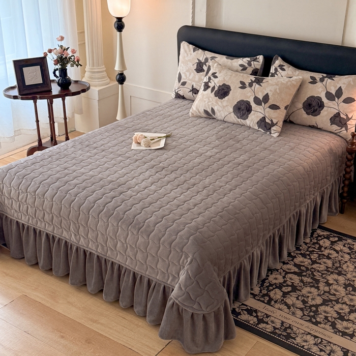 91家纺网 家纺一手货源 找家纺 金盛皇朝家纺 2025新款高克重美拉德牛奶绒床单床盖单件三件四件套 墨檀花缀