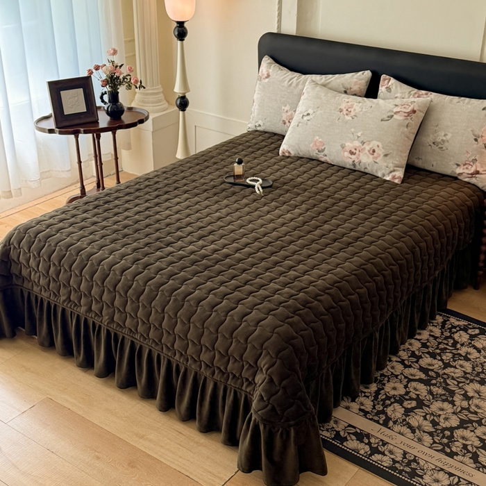 91家纺网 家纺一手货源 找家纺 金盛皇朝家纺 2025新款高克重美拉德牛奶绒床单床盖单件三件四件套 素花刻影