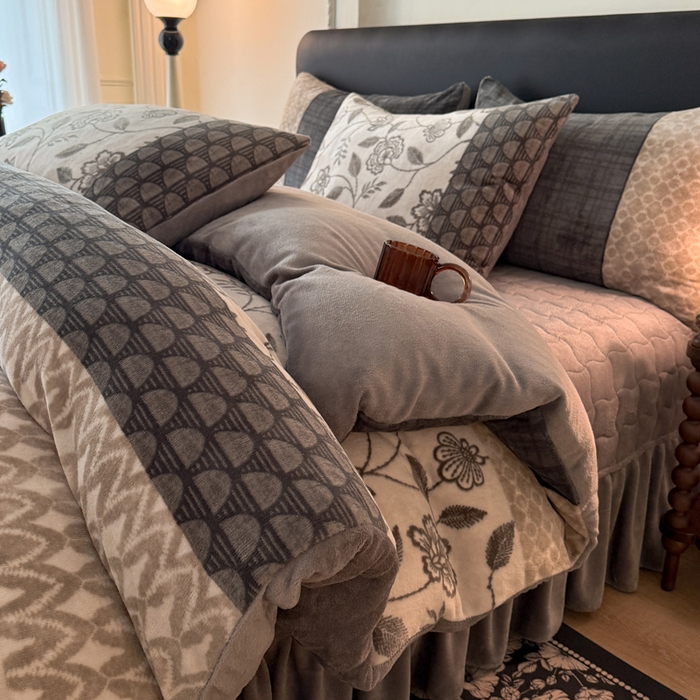 91家纺网 家纺一手货源 找家纺 金盛皇朝家纺 2025新款高克重美拉德牛奶绒床单床盖单件三件四件套 花影拓白