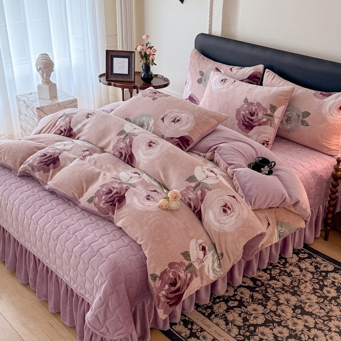 91家纺网 家纺一手货源 找家纺 金盛皇朝家纺 2025新款高克重美拉德牛奶绒床单床盖单件三件四件套 墨紫花魁