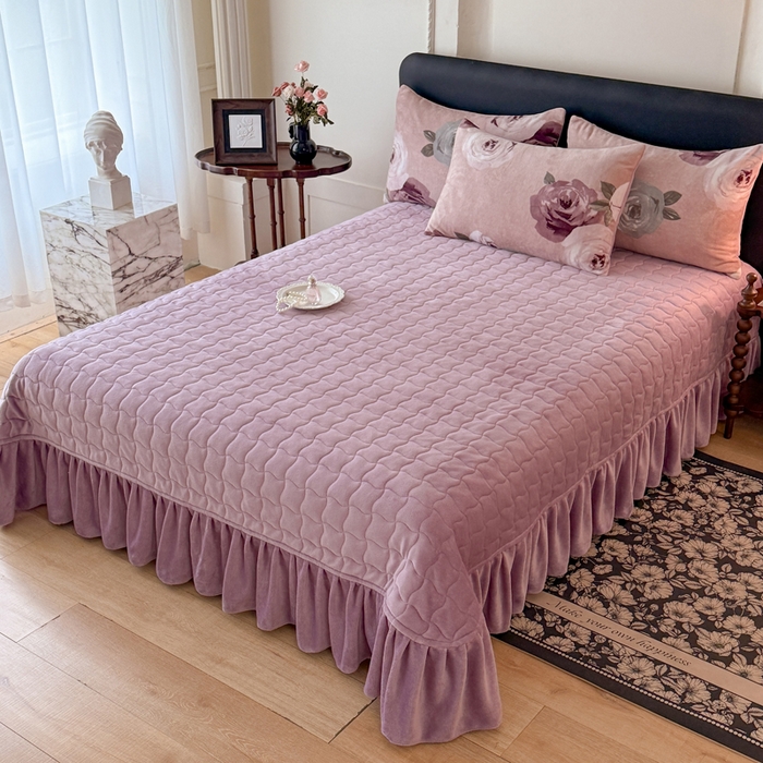 91家纺网 家纺一手货源 找家纺 金盛皇朝家纺 2025新款高克重美拉德牛奶绒床单床盖单件三件四件套 墨紫花魁