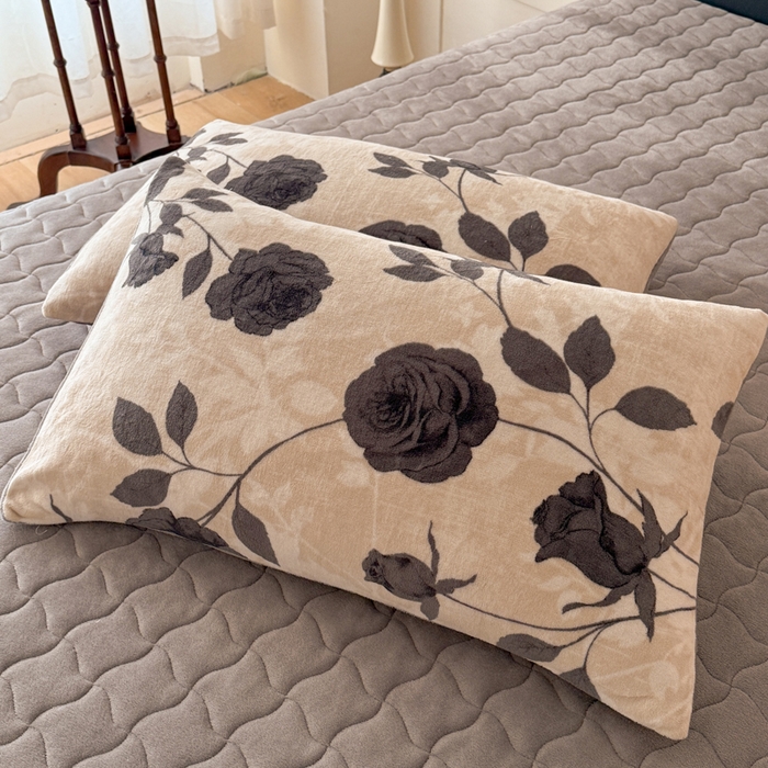 91家纺网 家纺一手货源 找家纺 金盛皇朝家纺 2025新款高克重美拉德牛奶绒床单床盖单件三件四件套 墨檀花缀