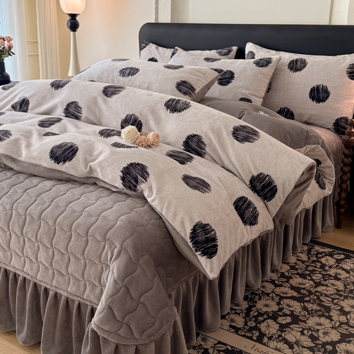 91家纺网 家纺一手货源 找家纺 金盛皇朝家纺 2025新款高克重美拉德牛奶绒床单床盖单件三件四件套 大波点