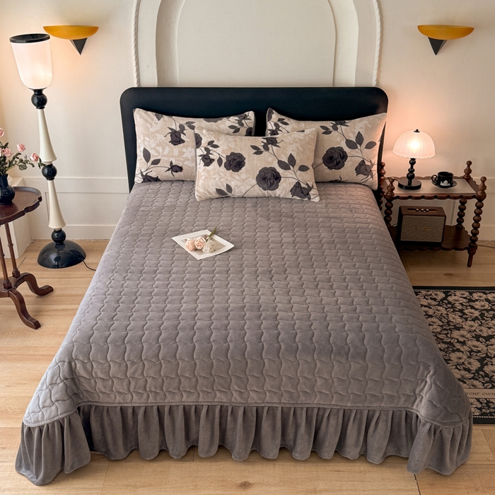 91家纺网 家纺一手货源 找家纺 金盛皇朝家纺 2025新款高克重美拉德牛奶绒床单床盖单件三件四件套 墨檀花缀