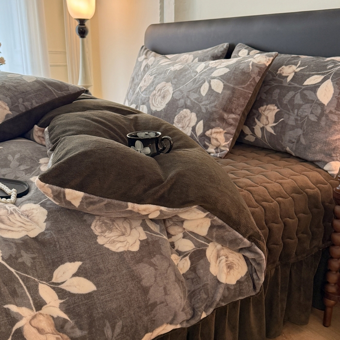 91家纺网 家纺一手货源 找家纺 金盛皇朝家纺 2025新款高克重美拉德牛奶绒床单床盖单件三件四件套 白玫映墨