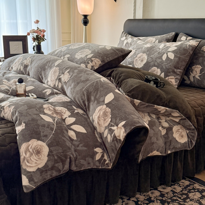 91家纺网 家纺一手货源 找家纺 金盛皇朝家纺 2025新款高克重美拉德牛奶绒床单床盖单件三件四件套 白玫映墨