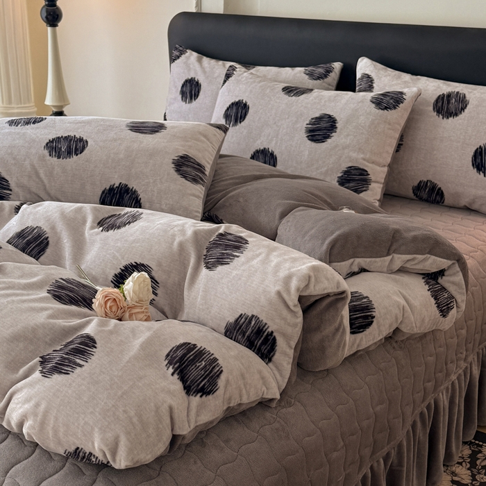 91家纺网 家纺一手货源 找家纺 金盛皇朝家纺 2025新款高克重美拉德牛奶绒床单床盖单件三件四件套 大波点