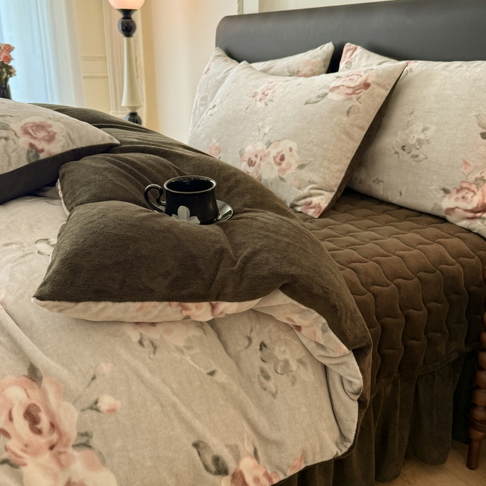 91家纺网 家纺一手货源 找家纺 金盛皇朝家纺 2025新款高克重美拉德牛奶绒床单床盖单件三件四件套 素花刻影