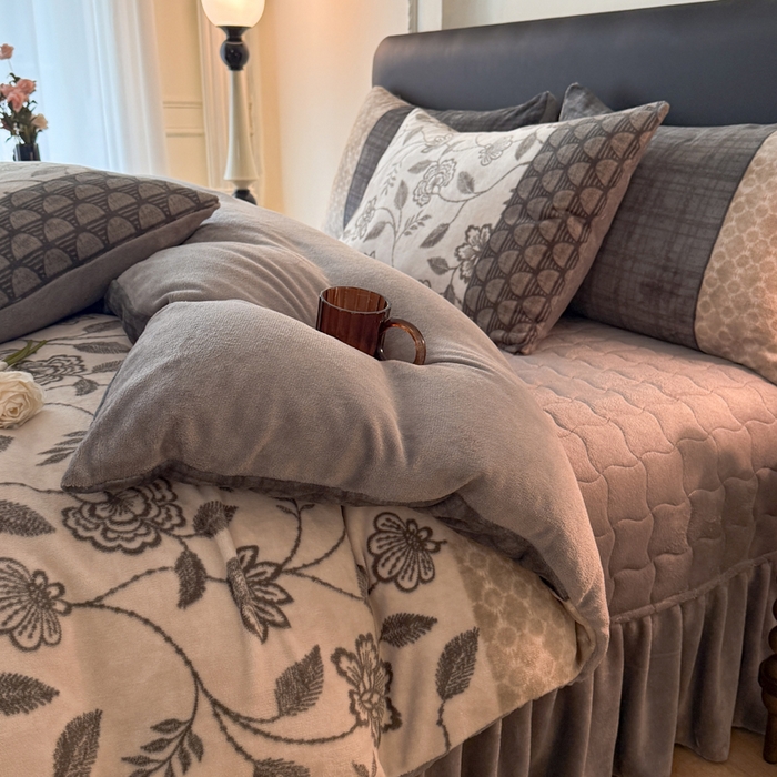 91家纺网 家纺一手货源 找家纺 金盛皇朝家纺 2025新款高克重美拉德牛奶绒床单床盖单件三件四件套 花影拓白