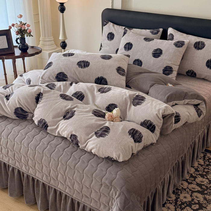 91家纺网 家纺一手货源 找家纺 金盛皇朝家纺 2025新款高克重美拉德牛奶绒床单床盖单件三件四件套 大波点