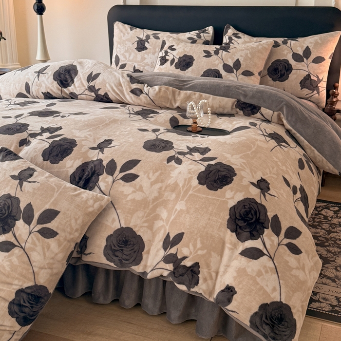 91家纺网 家纺一手货源 找家纺 金盛皇朝家纺 2025新款高克重美拉德牛奶绒床单床盖单件三件四件套 墨檀花缀