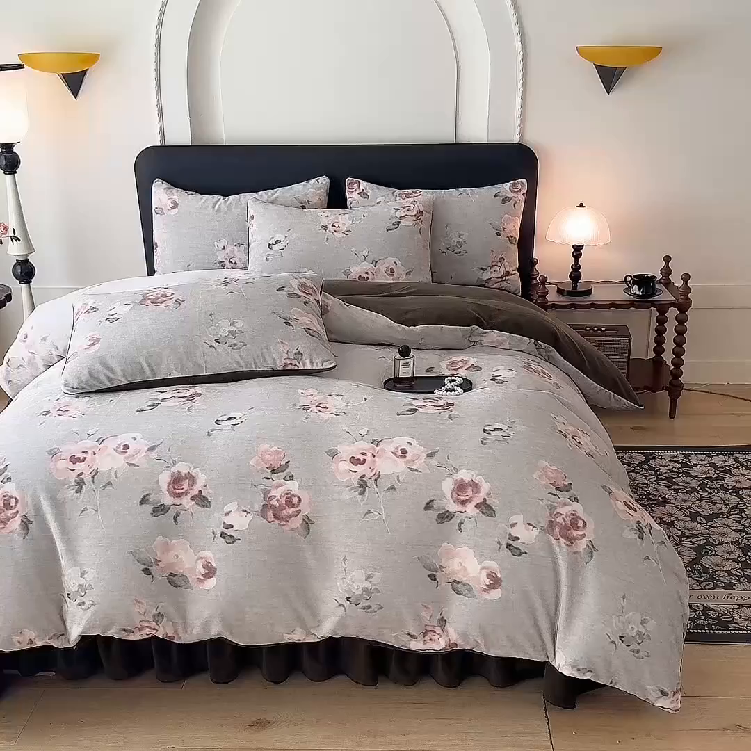 91家纺网 家纺一手货源 找家纺 金盛皇朝家纺 2025新款高克重美拉德牛奶绒床单床盖单件三件四件套 素花刻影