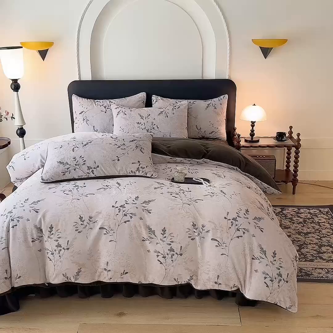 91家纺网 家纺一手货源 找家纺 金盛皇朝家纺 2025新款高克重美拉德牛奶绒床单床盖单件三件四件套 青枝缀叶