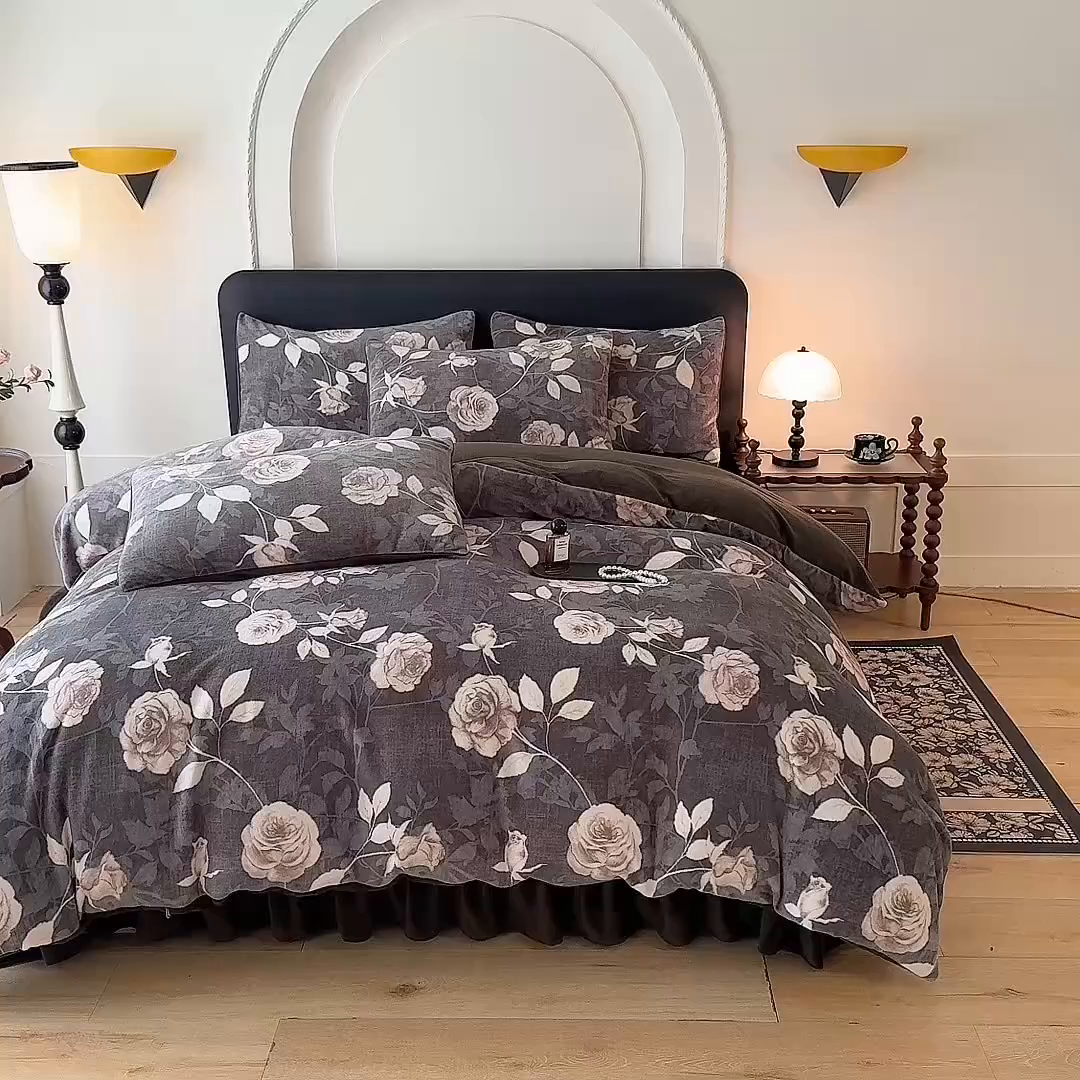 91家纺网 家纺一手货源 找家纺 金盛皇朝家纺 2025新款高克重美拉德牛奶绒床单床盖单件三件四件套 白玫映墨