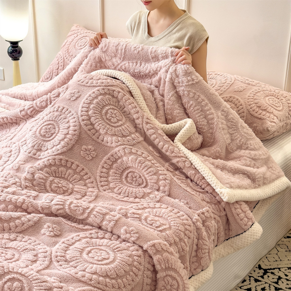 91家纺网 家纺一手货源 找家纺 乐家欣 2025新款A类花朵塔芙绒毛毯 花朵-粉玉