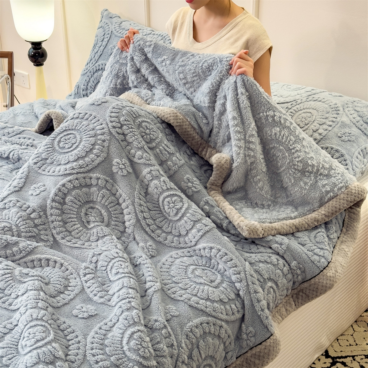 91家纺网 家纺一手货源 找家纺 乐家欣 2025新款A类花朵塔芙绒毛毯 花朵-湖蓝