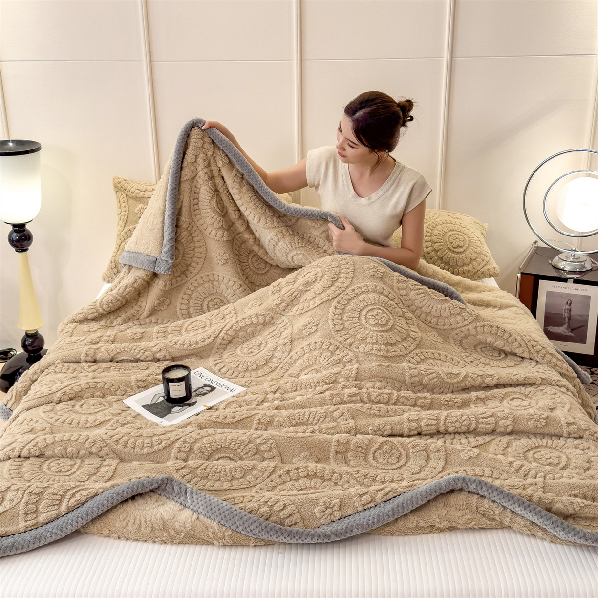 91家纺网 家纺一手货源 找家纺 乐家欣 2025新款A类花朵塔芙绒毛毯 花朵-米驼