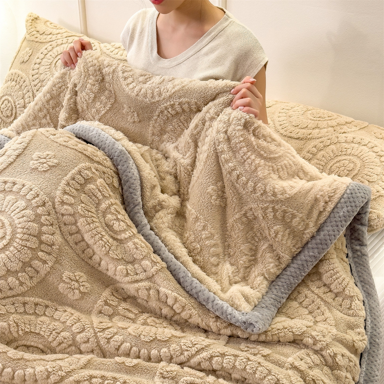 91家纺网 家纺一手货源 找家纺 乐家欣 2025新款A类花朵塔芙绒毛毯 花朵-米驼