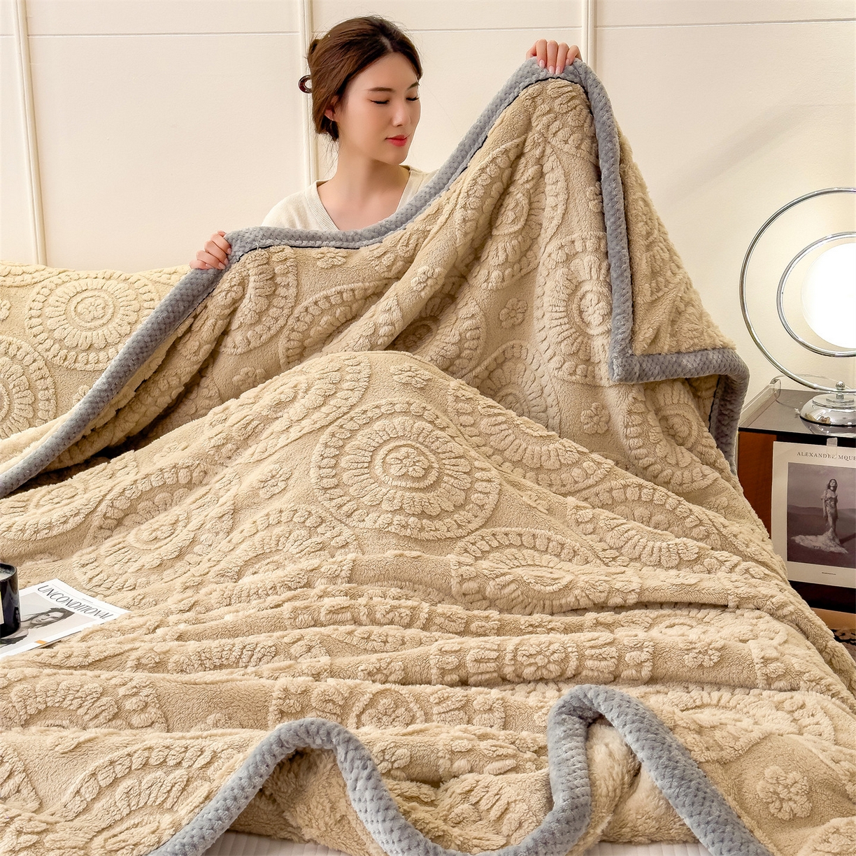 91家纺网 家纺一手货源 找家纺 乐家欣 2025新款A类花朵塔芙绒毛毯 花朵-米驼