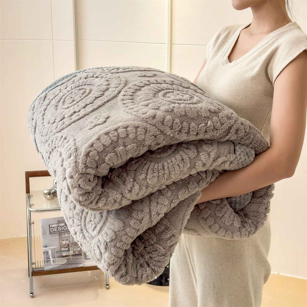 91家纺网 家纺一手货源 找家纺 乐家欣 2025新款A类花朵塔芙绒毛毯 花朵-雾灰