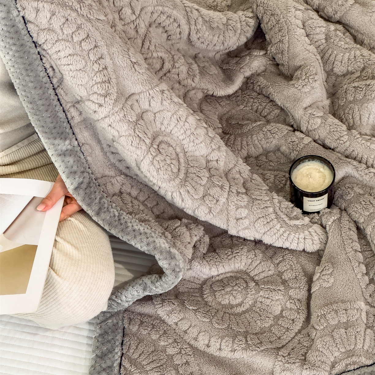 91家纺网 家纺一手货源 找家纺 乐家欣 2025新款A类花朵塔芙绒毛毯 花朵-雾灰