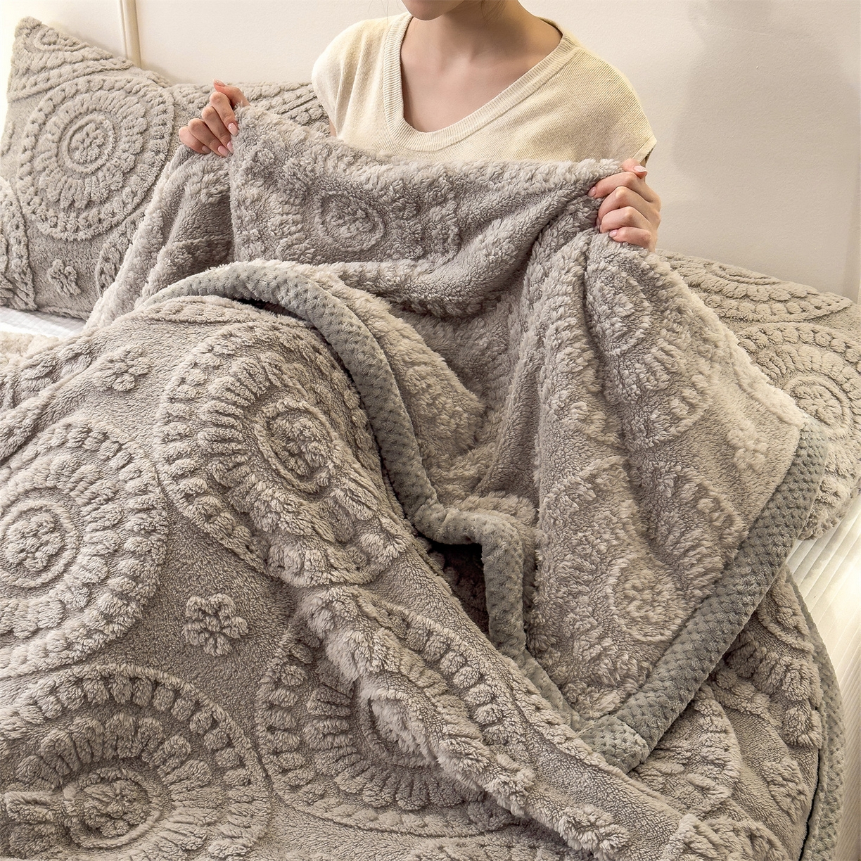 91家纺网 家纺一手货源 找家纺 乐家欣 2025新款A类花朵塔芙绒毛毯 花朵-雾灰